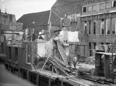 853674 Gezicht op de afbraak van de huizen aan de zuidzijde van de Potterstraat te Utrecht, met rechts de zijgevel van ...